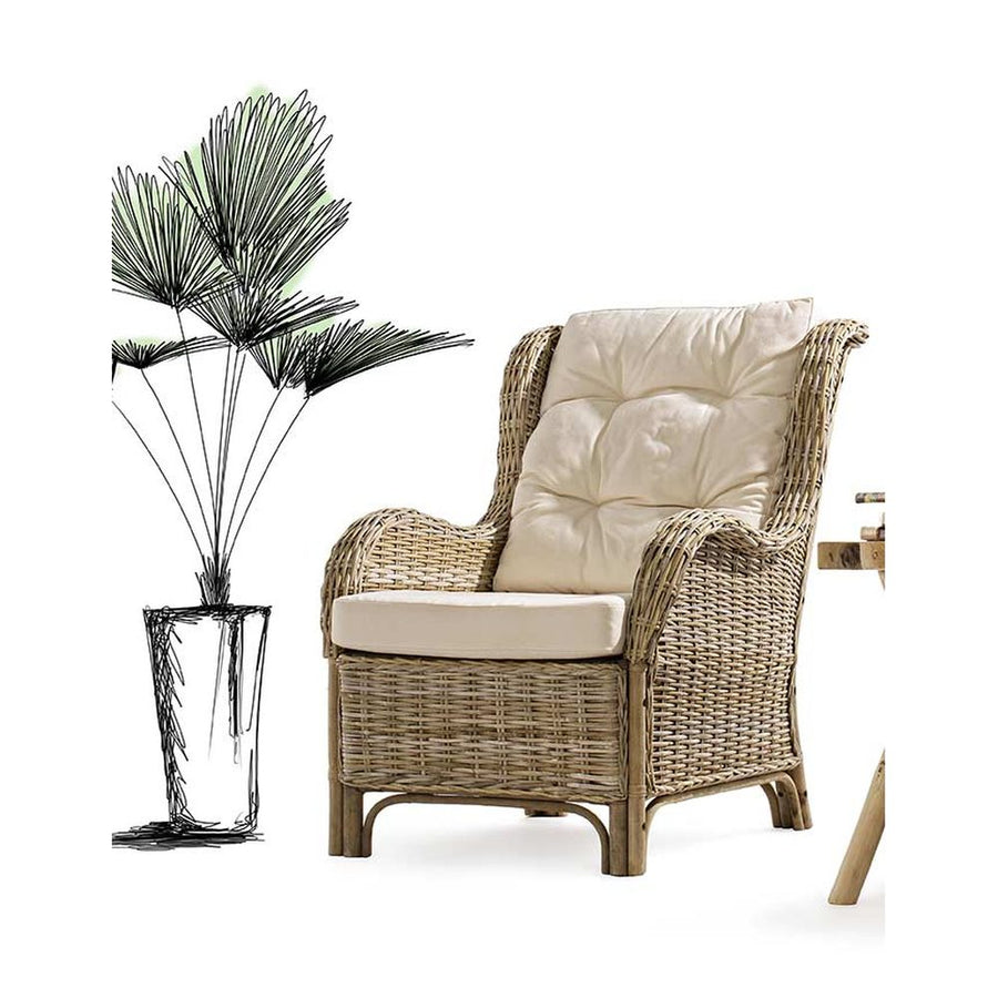 Vintage stílusú, rattanból készült fonott kerti fotel, ekrü színű ülő- és hátpárnával.