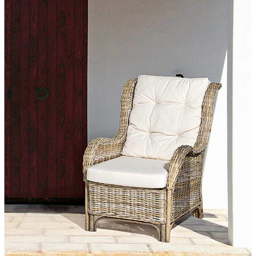 Vintage stílusú, rattanból készült fonott kerti fotel, ekrü színű ülő- és hátpárnával.