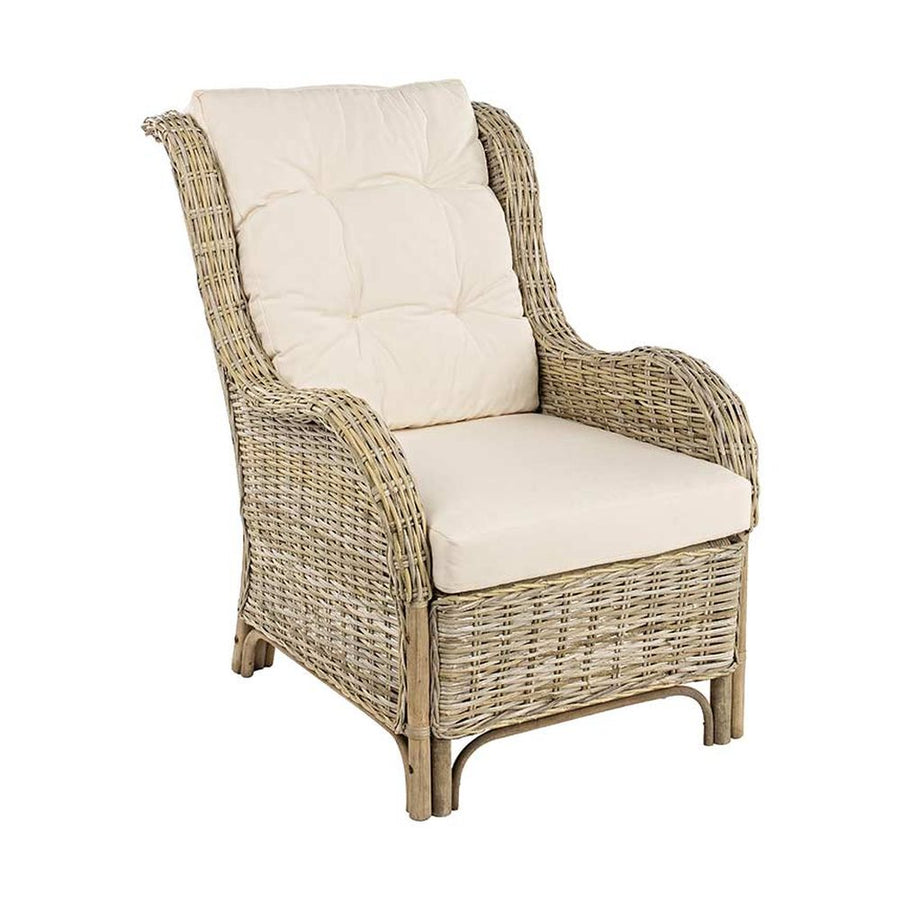 Vintage stílusú, rattanból készült fonott kerti fotel, ekrü színű ülő- és hátpárnával.