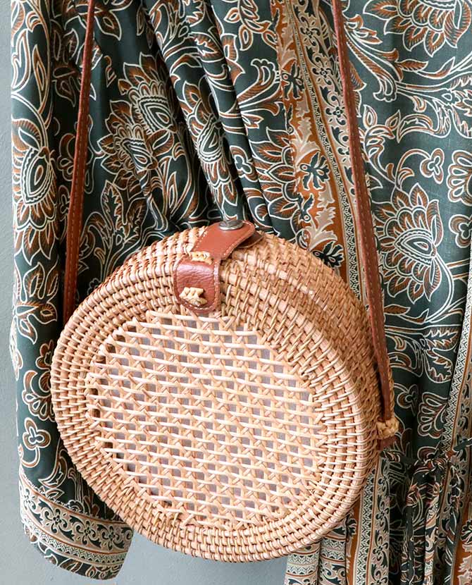 Vintage stílusú, autentikus, kör formájú, növényi rattanból és bőrből készült kézműves női táska mintás ruhával