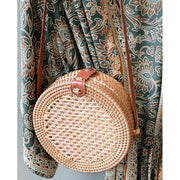 Vintage stílusú, autentikus, kör formájú, növényi rattanból és bőrből készült kézműves női táska mintás ruhával