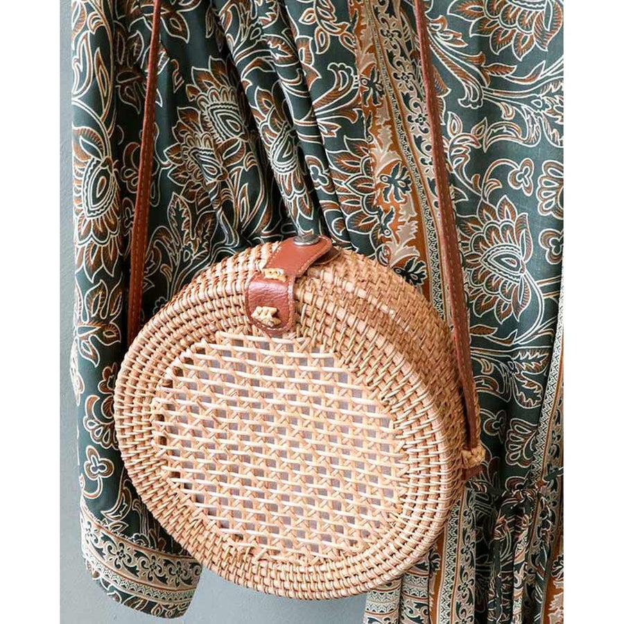 Vintage stílusú, autentikus, kör formájú, növényi rattanból és bőrből készült kézműves női táska mintás ruhával