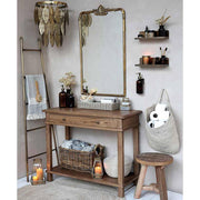 Vintage fürdőszoba, barna színű üvegből készült szappanadagolóval.