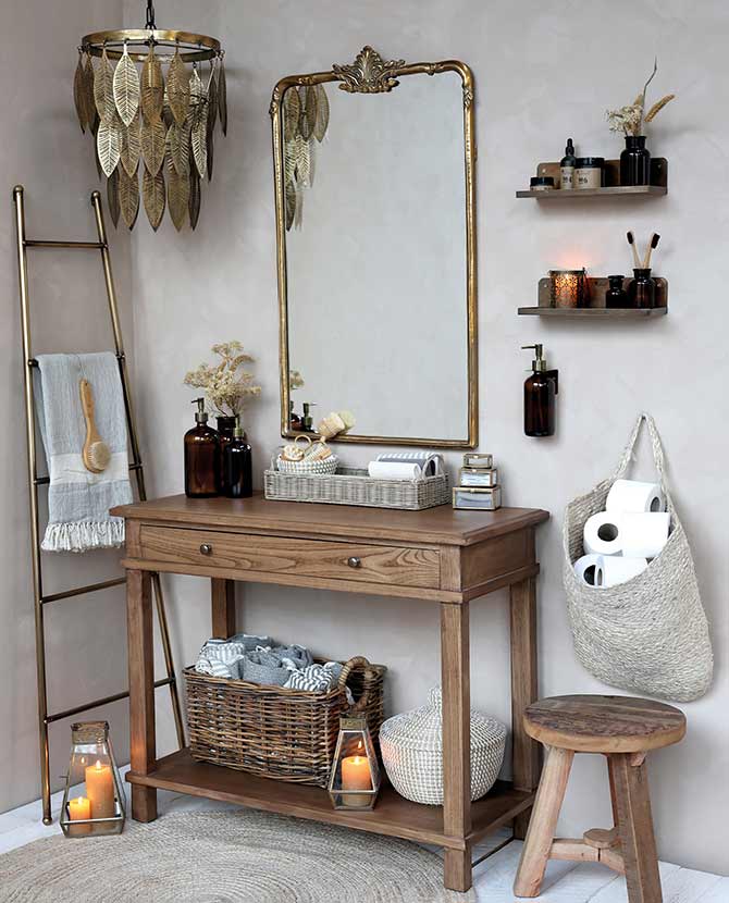 Vintage fürdőszoba, barna színű üvegből készült szappanadagolóval.