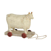 Vidéki vintage stílusú, 14 cm hosszú és 12 cm magas, kiskocsin álló, csengővel díszített nosztalgikus tehén figura