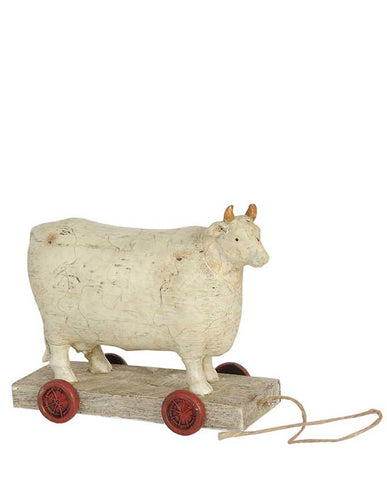 Vidéki vintage stílusú, 14 cm hosszú és 12 cm magas, kiskocsin álló, csengővel díszített nosztalgikus tehén figura