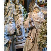 Prémium kategóriás, vintage stílusú, prémszegéllyel díszített, 31 cm magas, kék színű, deres Télapó figura