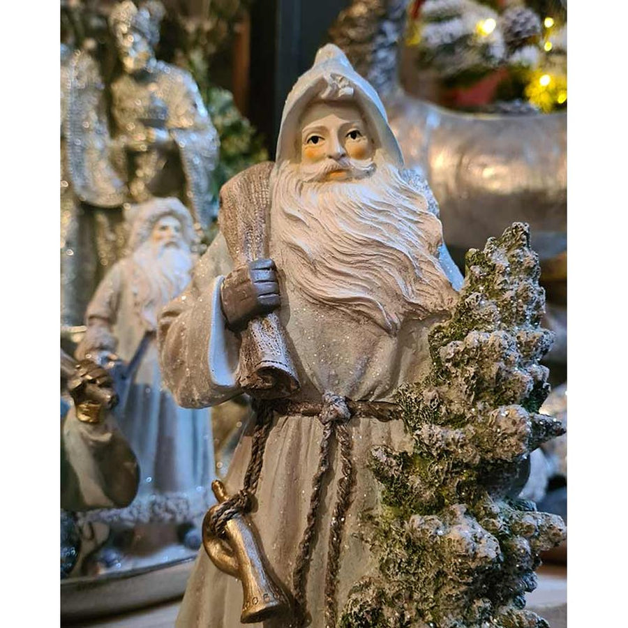 Vintage stílusú, prémszegéllyel díszített, nagyméretű, 37,5 cm magas, kék színű, deres Télapó figura közeli képe ezüst asztalon 