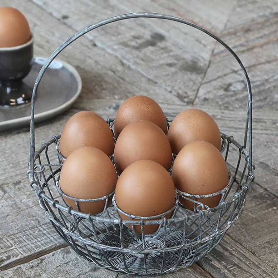 7 tojás tárolására alkalmas, antikolt szürke színű, fém tojástartó kosár.