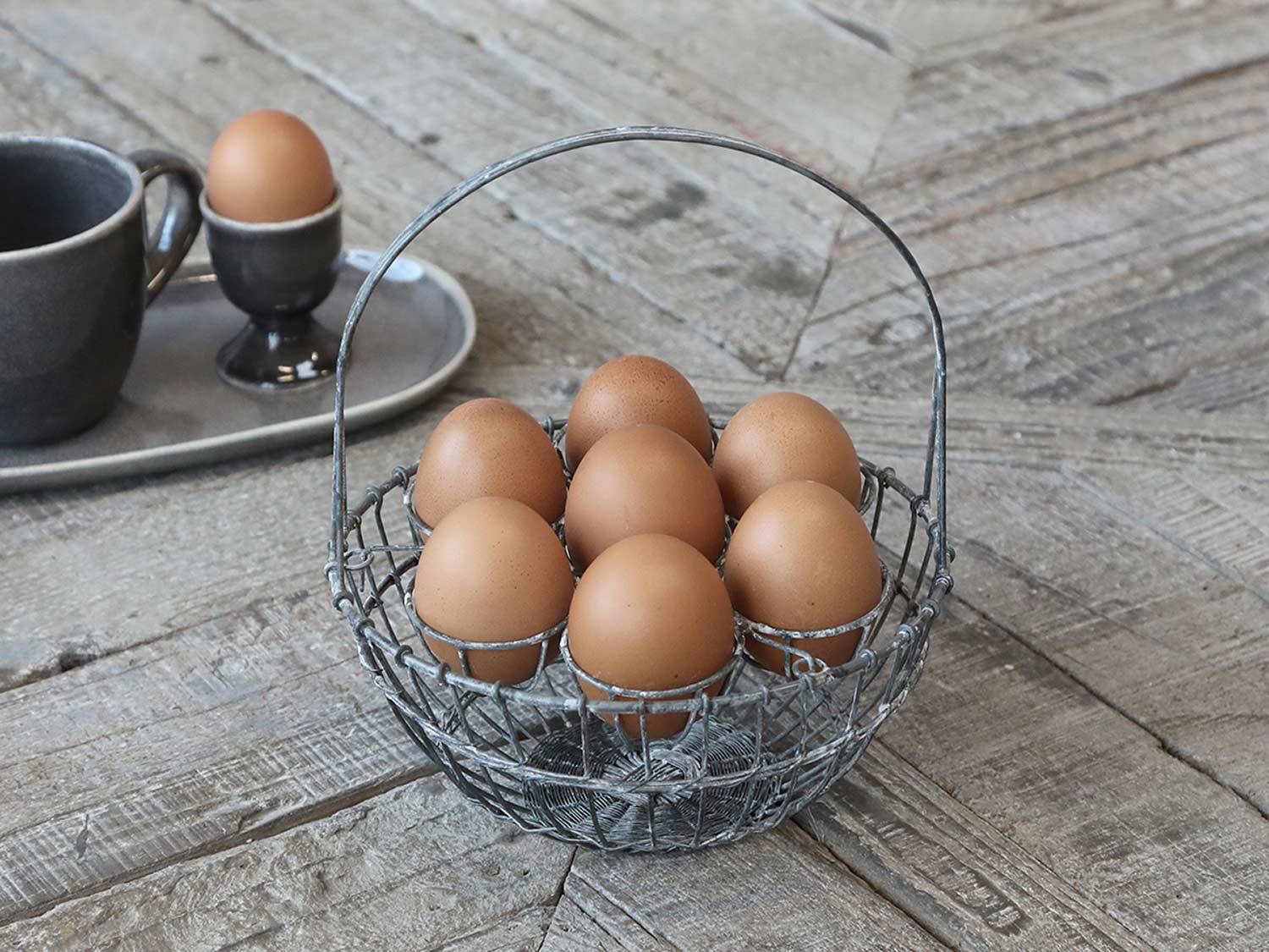 7 tojás tárolására alkalmas, antikolt szürke színű, fém tojástartó kosár.