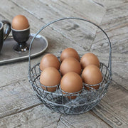 7 tojás tárolására alkalmas, antikolt szürke színű, fém tojástartó kosár.