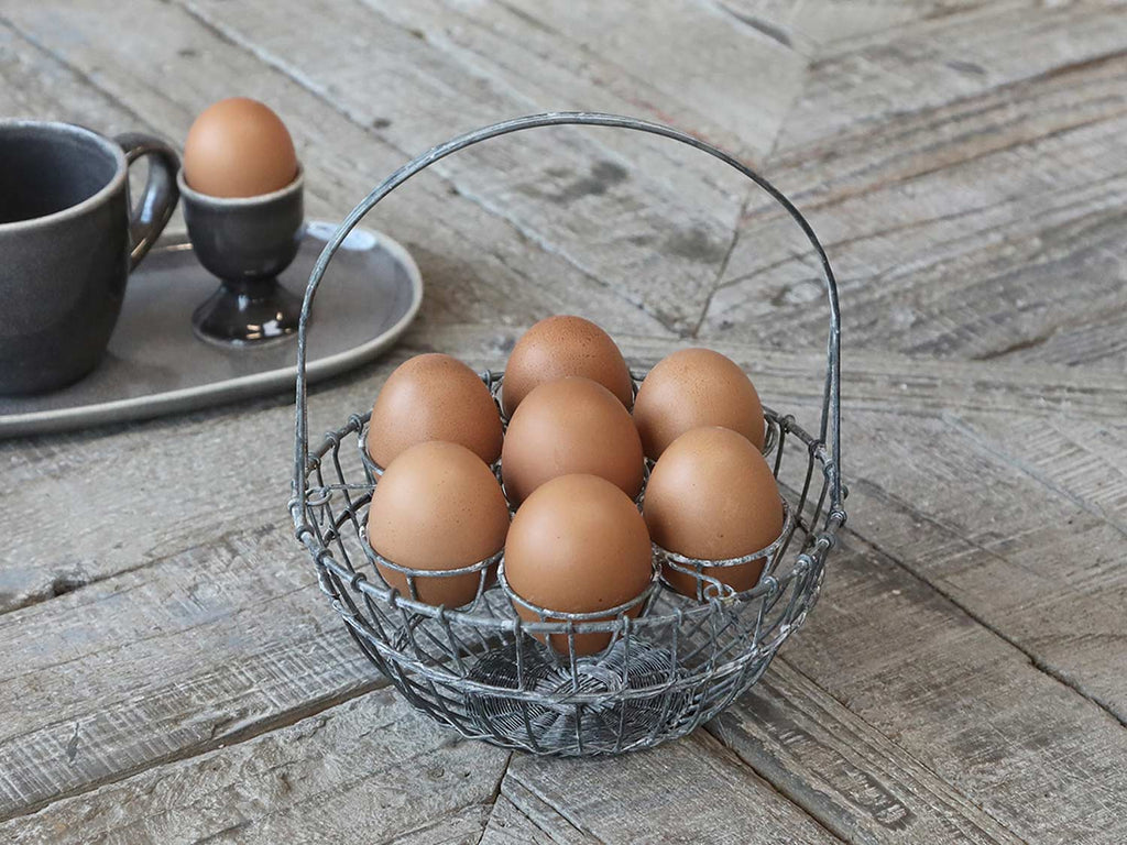 7 tojás tárolására alkalmas, antikolt szürke színű, fém tojástartó kosár.