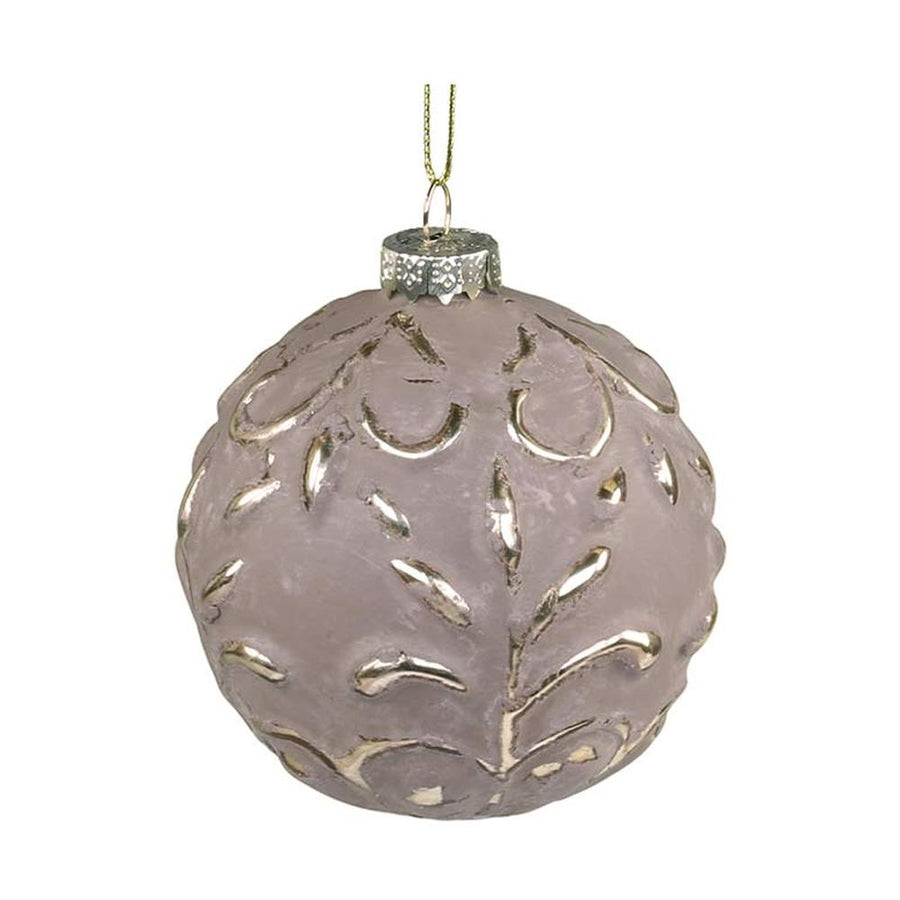 Vintage stílusú, aranyszínű növényi dombormintával díszített, gömb formájú, mokkaszínű üveg karácsonyfadísz.