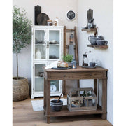 Antik krém színű vitrines szekrény, barna konzolasztallal.