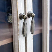 Vintage stílusú, fenyőfából készült, 123 cm hosszú, osztott üvegű, 6 ajtós antikolt vitrines tálaló bronz színű ajtókilincsei 