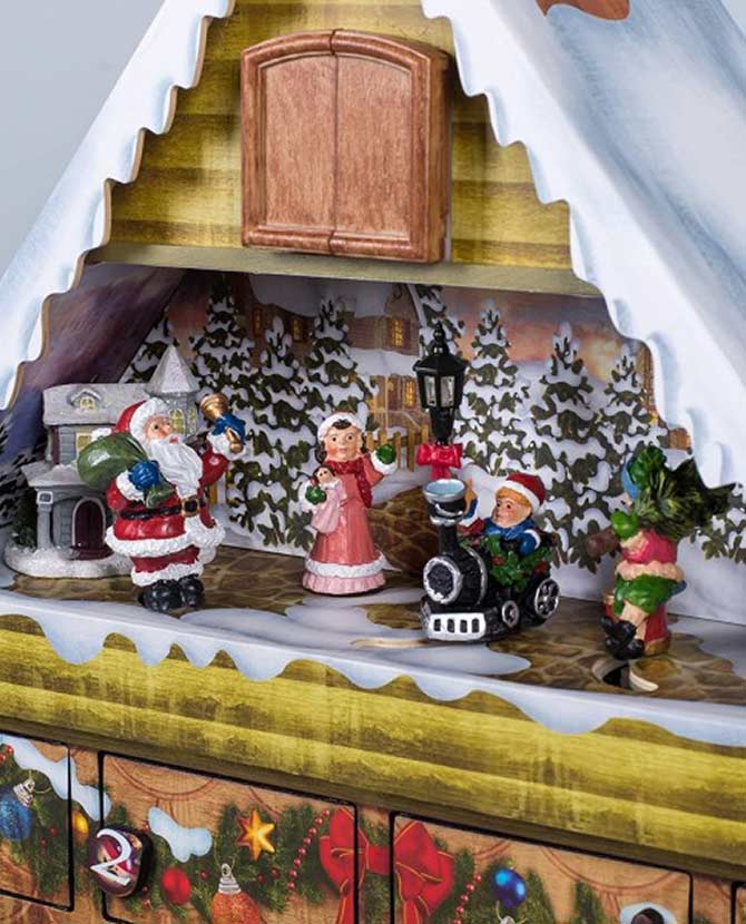 Belső LED világítással felszerelt, 56 cm magas, havas házikó formájú, zenélő karácsonyi adventi kalendárium, mozgó téli figurákkal.